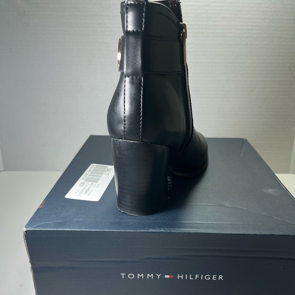 Daciee Bootie (Women)
Tommy Hilfiger - Picture 6 of 9